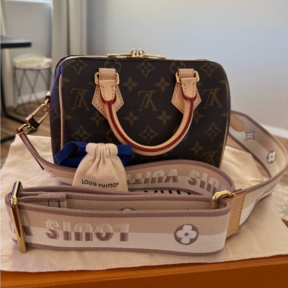 Speedy Bandoulière 20 in monogram.